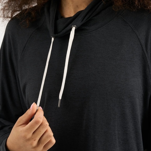 vuori Halo Crop Funnel Neck - Picture 5 of 13